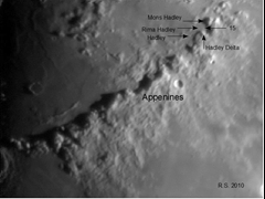 Apollo 15, Falcon, Rima Hadley, 1971.
Meade LPI, 23. mars 2010. 10 tommer Newton f/6 m/2x Barlow, under sjeldent gode forhold. 
Selv rillen (Rima Hadley) med bredde ca 1-2 km, kan skimtes! Dette er et gammelt elveleie for lava. Foto og identifikasjon: R. Skartlien.