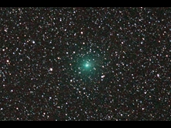103P/Hartley, natt til 4. november 2010. Foto og observasjoner: Bjørn Håkon Granslo. Lokasjonen var Hågår-observatoriet ved Eina. Eksponeringen ble tatt med kameraet 5D MarkII og et objektiv med brennvidde 200 mm. Innstillingene var 30 sekunder, ISO 6400 og f/2.8. Det ble benyttet 