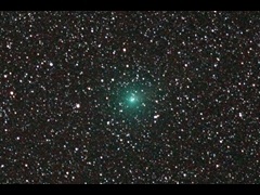 103P/Hartley, natt til 4. november 2010. Foto og observasjoner: Bjørn Håkon Granslo. Lokasjonen var Hågår-observatoriet ved Eina. Eksponeringen ble tatt med kameraet 5D MarkII og et objektiv med brennvidde 200 mm. Innstillingene var 30 sekunder, ISO 6400 og f/2.8. Det ble benyttet 