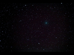 Komet 103P/Hartley, 11/10/2010, med piggyback (på tidligere Hågår-teleskopet), nyanskaffet 55-200mm billigzoom 
Canon linse,
 ved 200mm, f/5.6, samme filter. 1 eksp. 120sec, ISO 1600. Foto: RS, Quantum Cafe, Fetsund.