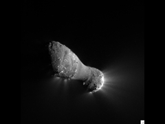 Gjengitt fra NASA'S nettside: Comet Hartley 2 can  be seen in glorious detail in this image from NASA's EPOXI mission. It was taken as the spacecraft flew by around 6:59  a.m. PDT (9:59 a.m. EDT), from a distance of about 700 kilometers (435 miles). The comet's nucleus, or main body, is approximately 2 kilometers (1.2 miles) long and .4 kilometers (.25 miles) at the 
