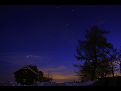 Romstasjonen ISS, kl 19:20, den 9. mars 2010, fra  Fetsund. Eksponeringstid er ca 15 sek, og ISS ser da ut som en strek. Foto: R.S.
 Bjørn Håkon Granslo, Roar og andre medlemmer fra Romerike Astronomiforening observerte ISS fra Fetsund i nordre enden 
av Øyeren den 9. mars. Dette er en morsom begivenhet da romstatjonen suser avgårde og er synlig i bare noen få minutter. Et omløp rundt Jorda tar ca 1.5 time, høyden er mellom 336 og 346 km, og hastigheten ca 7.7 km per sekund.