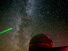 Melkevei-støv  i Svanen med laser. Kleshengeren (Collinder 399) sees i støvet. Foto: RS, Hågår-observatoriet