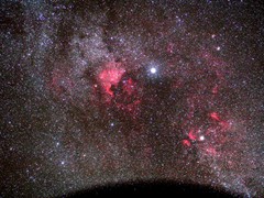 North-America Nebula, ved Deneb, 
30/10/2010. Canon zoomlinse, ved 55 mm, f/4.5, ISO 1600, IR-filter modifisert for H-alpha, samt lysforurensningsfilter. En eksponering, 204 sek. Foto: RS, Hågår-observatoriet.
