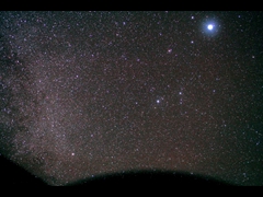 Lyren spiller over Melkeveien, 30/10/2010. 
Canon zoomlinse, ved 55 mm, f/4.5, ISO 1600, 
IR-filter modifisert for H-alpha, samt lysforurensningsfilter. En eksponering, 186 sek. Foto: RS, Hågår-observatoriet