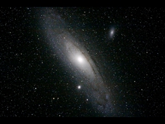 Den kjempemessige Andromeda-galaksen, 
med 106 mm FSQ, oktober 2010. To minutter eksponering ved ISO 1600, Canon 50D. Avstand: ca. 2.5 millioner lysår. Diameter 220 000 lysår. De to satellittgalaksene kan sees.  Foto: 
Tommy Linnerud