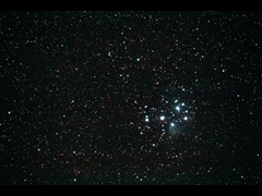De syv søstre i blått slør, 30/10/2010. Canon 
zoomlinse, ved 200mm, f/5.6, ISO 1600, 
IR-filter modifisert for H-alpha, samt lysforurensningsfilter. En eksponering, 147 sek. Foto: RS, Hågår-observatoriet.
